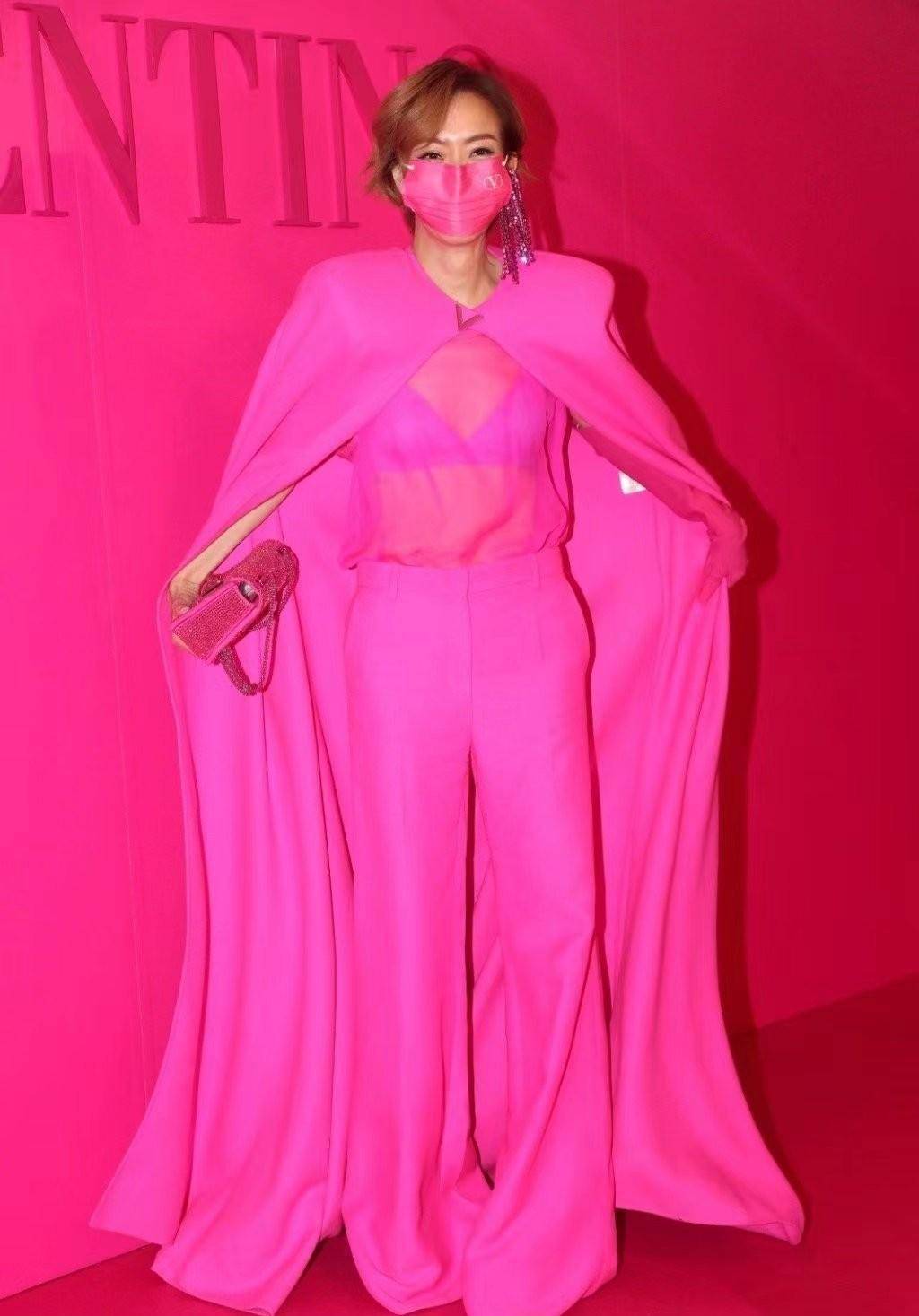 郑秀文真豪放,穿透视装秀健美身材,可惜瘦太狠喉结太男人了_造型_审美