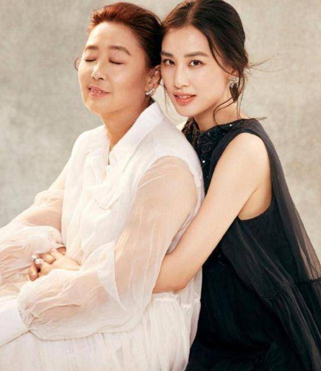 黄圣依回娘家收拾行李,大口吃饭显孝心,父母穿着抢镜比婆婆低调_杨子