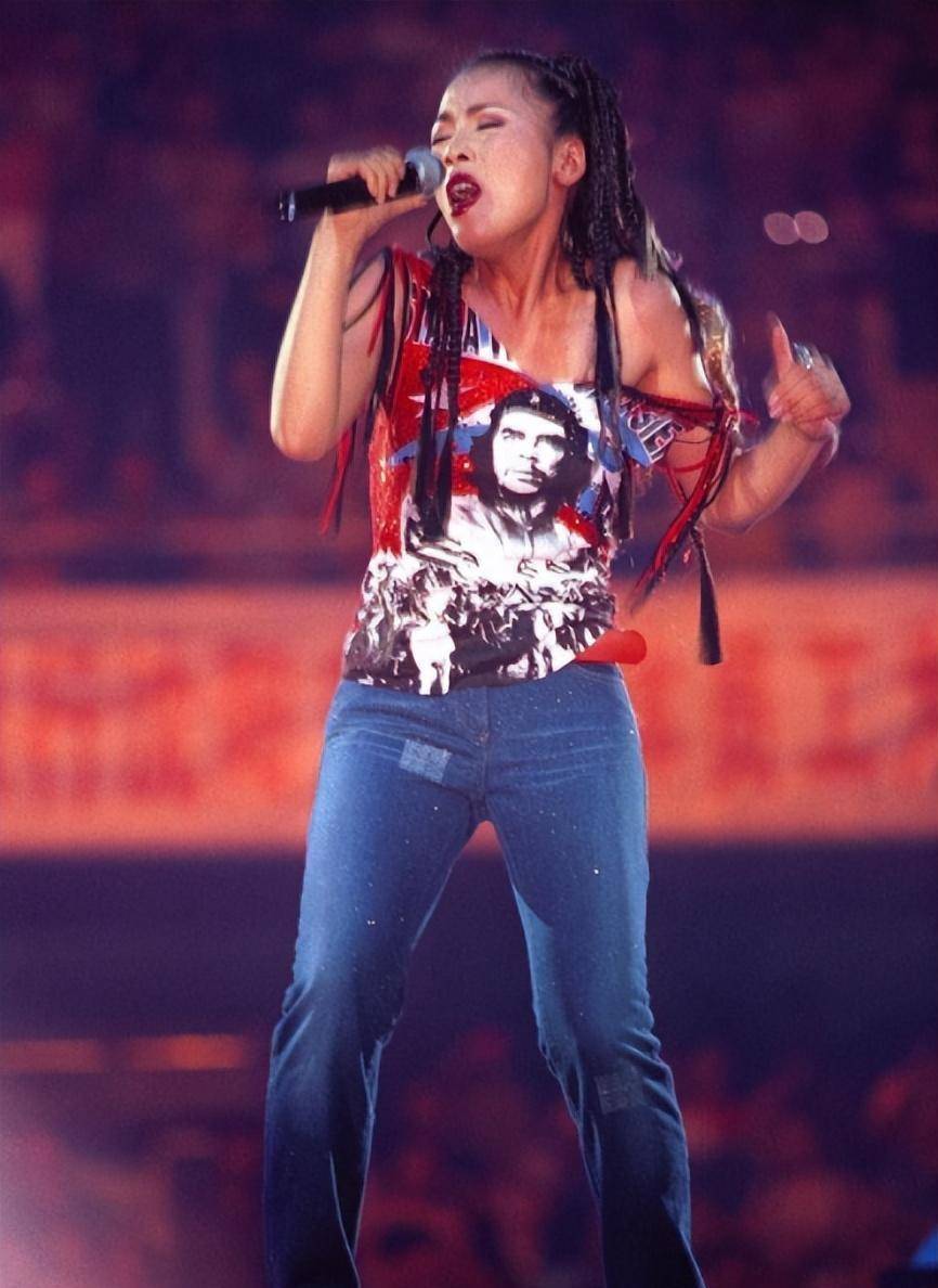 田震国外生活挺滋润,穿绿色卫衣配牛仔裤,56岁嫩似女大学生_造型_休闲