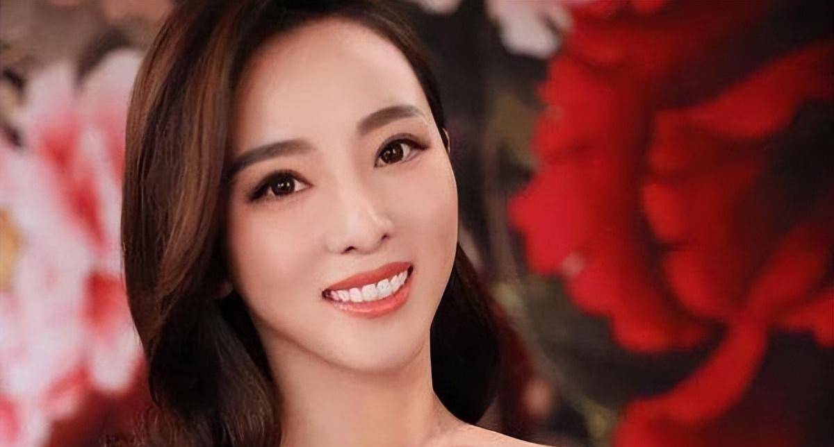 主持9年春晚却难成一姐,如今还在央视"消失",李思思怎么了?