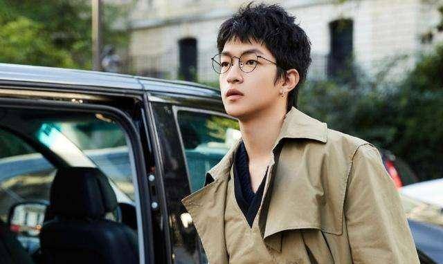 屈楚萧完成铁人三项赛,成为内地娱乐圈第一人,他一直正能量_衣服_工作