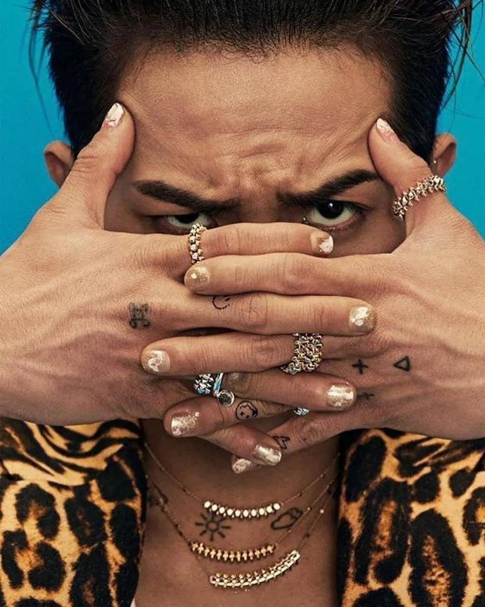 其实宋闵浩的手指够不上我们说的纤细,手部线条并不出挑,但是这一款