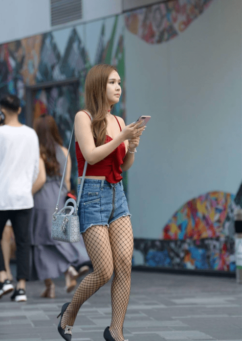 两瓣式牛仔短裤搭配渔网丝袜,最美的金发女神,网友:真艳