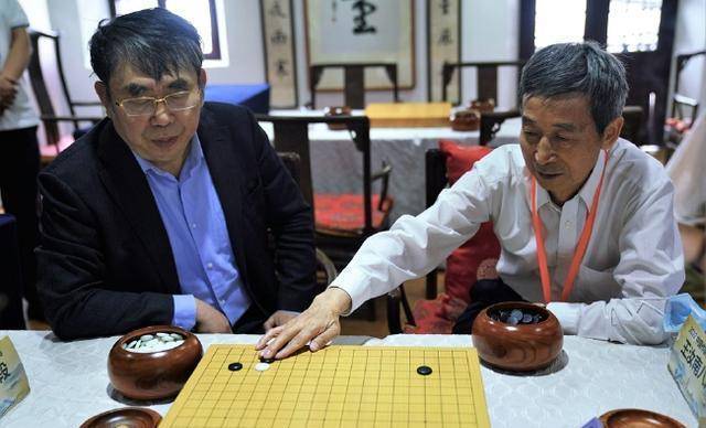 王汝南八段,华以刚八段,曹大元九段等围棋界元老以及"老中医"杨冬四段