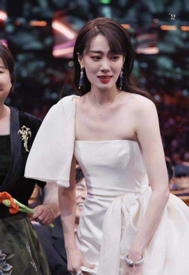 张小斐成金鸡大赢家,穿婚纱戴400万珠宝撑门面,方脸美得真高级_白色