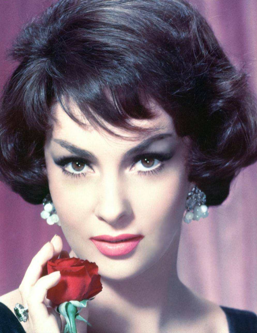 她就是被誉为"全世界最漂亮的女人"——吉娜·劳洛勃丽吉达还和自己