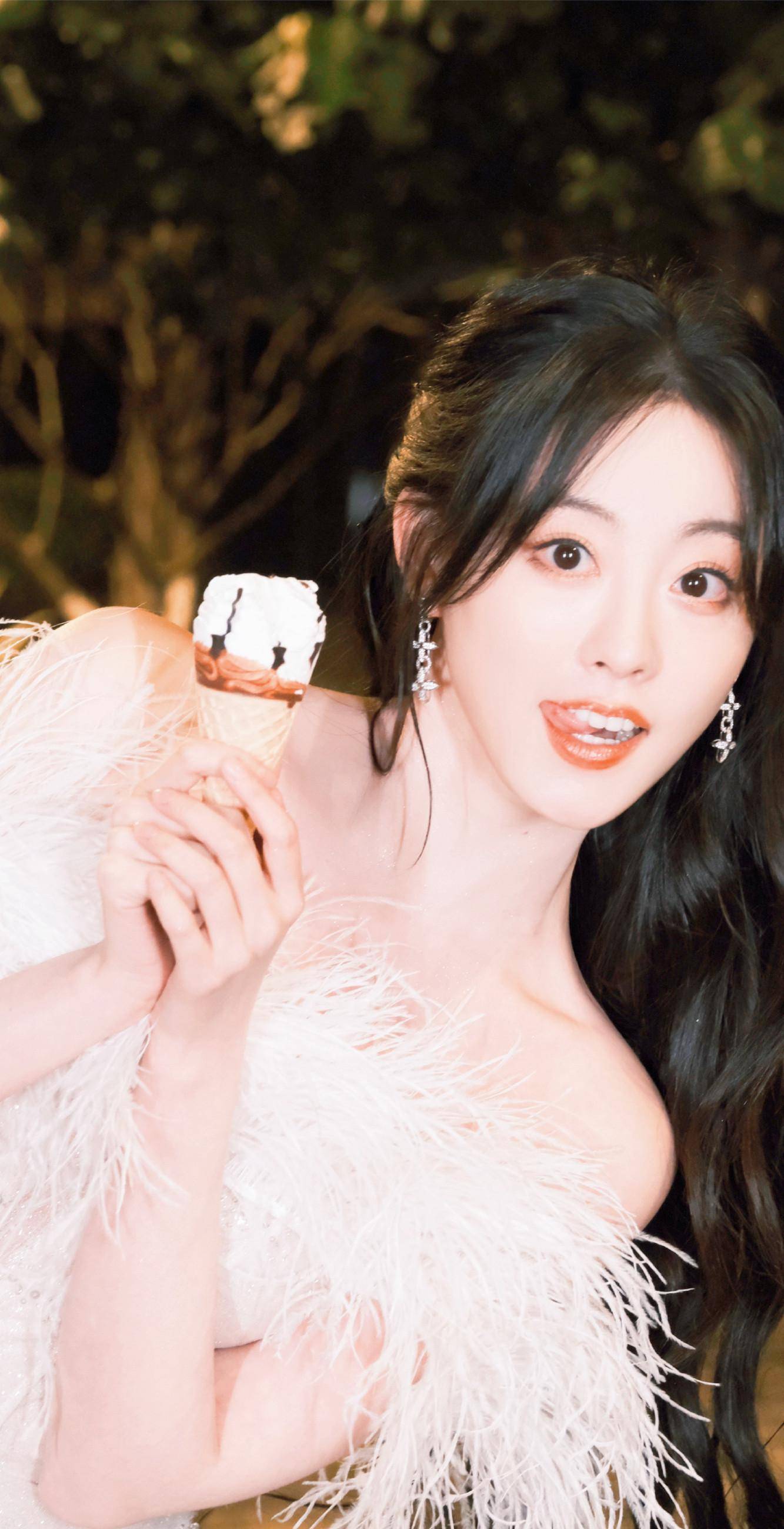 30岁的宠儿小花祝绪丹近年流量爆棚,圈内粉丝观众关注度很高.