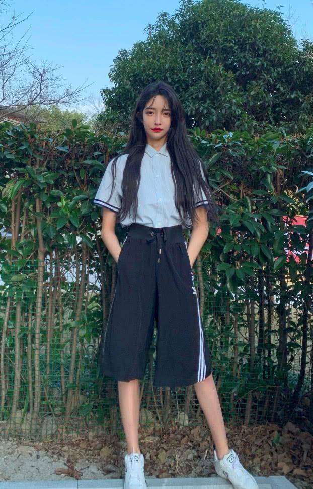 艾比遭受"网络暴力"后换下女装,当他晒出男装照时,女生沸腾了_一身