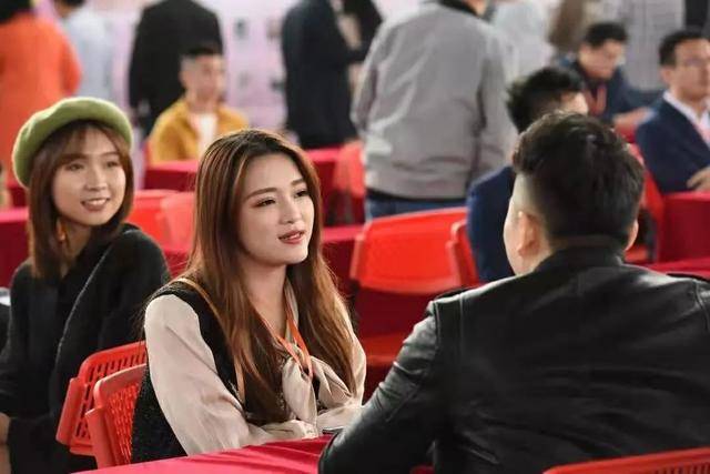 36岁剩女相亲,意外发现小伙是"虾男",扬言单身一生也不嫁给他_黄香