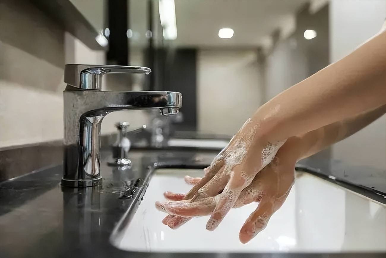 看完保证你不再"躺平"!_尸体_寄生_老人