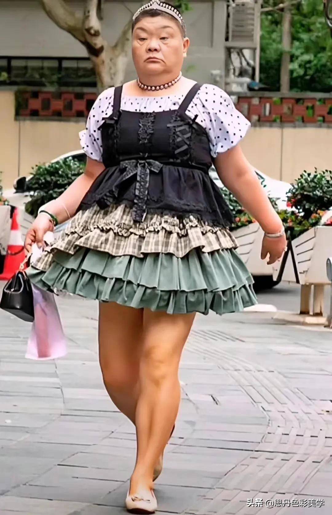 板寸头大妈,酷爱穿萝莉风格的衣服,却气场十足,自信满满_服装_年龄