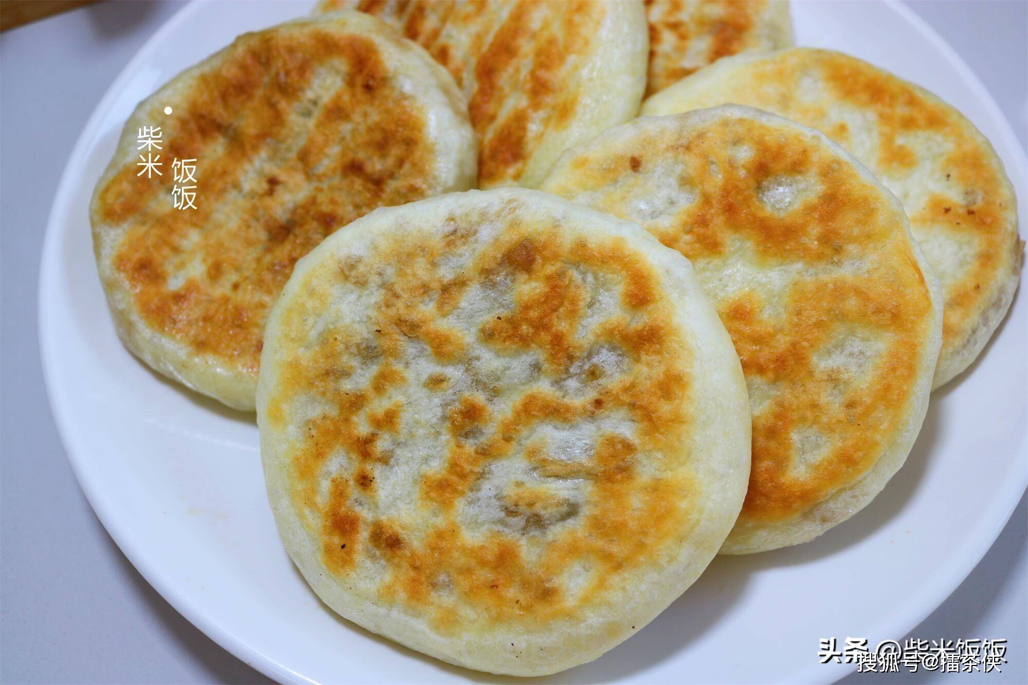 牛肉餡餅【食材】麵粉,酵母,牛肉,芹菜,粉條,洋蔥,蔥,姜,花椒,鹽,老抽