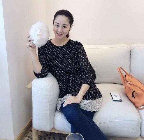 当然,期间她还在《收获的季节》,《爹妈满院》,《东北往事》中有上佳