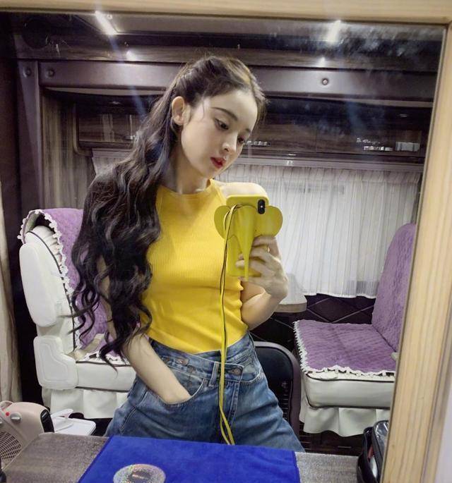 古力娜扎穿碎花上衣,配微喇裤,暴露"假胯宽"挺显胖_黑色_问题_线条
