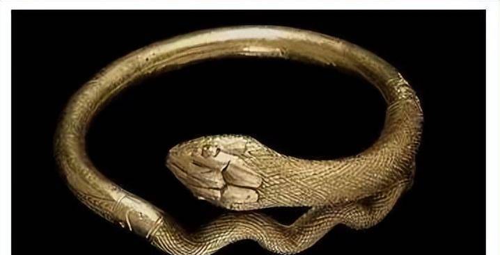 在古罗马,蛇形手镯是时髦款式,受到众多爱美之人的热捧.