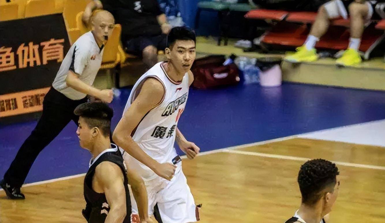 广东宏远的小将徐昕,快攻暴扣让阿联都为之鼓掌_广东队_内线_北京