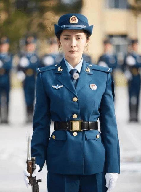 《真正男子汉》的女明星还有佟丽娅,她和姐姐穿着一样的军装,当佟丽娅