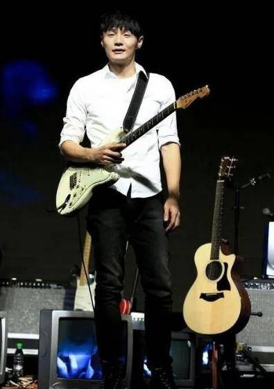 被遗忘的渣男,李荣浩成名后抛弃同居4年女友,转头追现妻杨丞琳_路遥