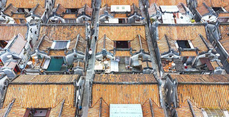 镬耳屋广府人的最典型的传统民居代表是镬耳屋,因其山墙状似镬耳,而称