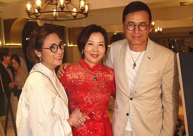 而柯受良的遗孀宋丽华也在儿子结婚当天站在婚宴厅大堂迎接来往宾客