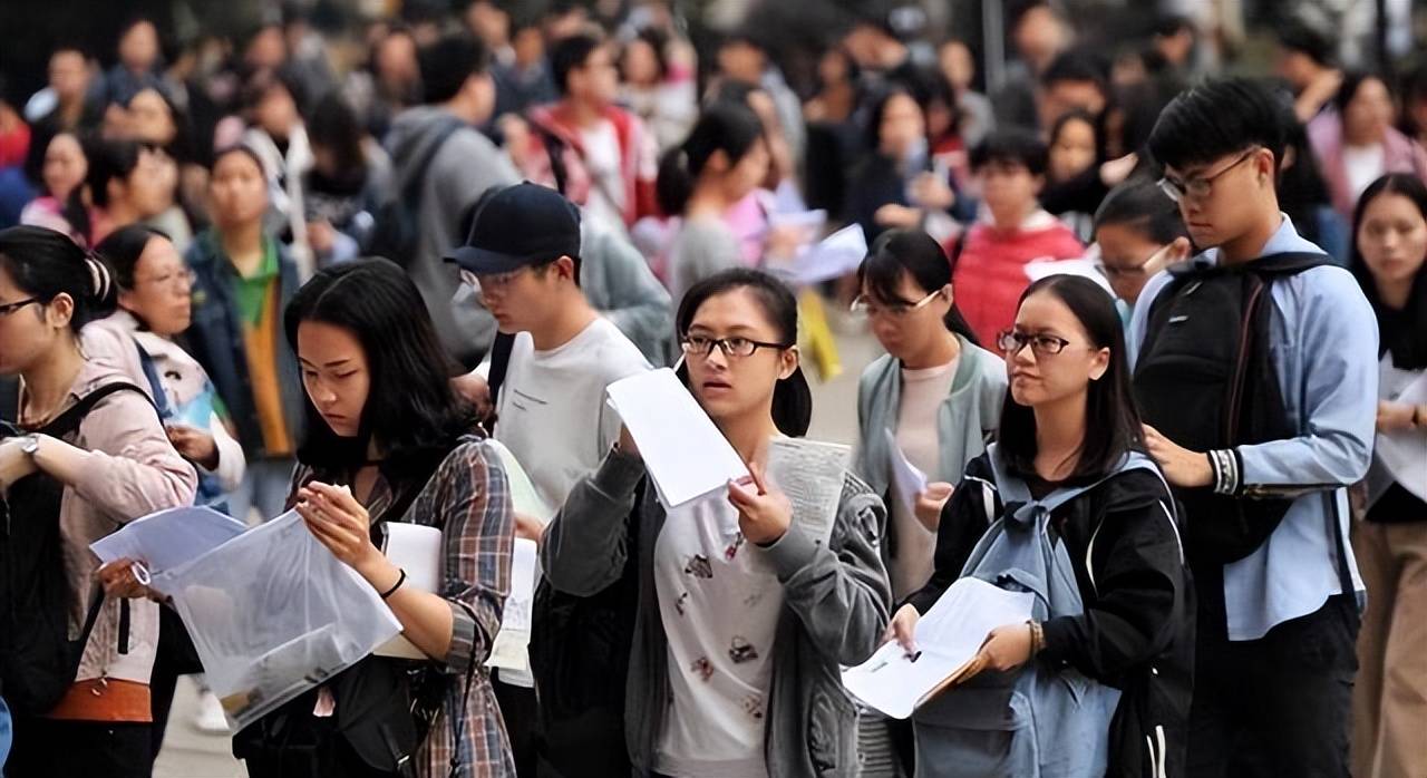 毕竟大学毕业生刚进入社会,没有任何工工作经历,除了有一张学历证书外