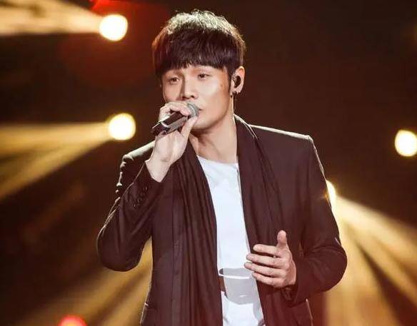 被遗忘的渣男,李荣浩成名后抛弃同居4年女友,转头追现妻杨丞琳_路遥