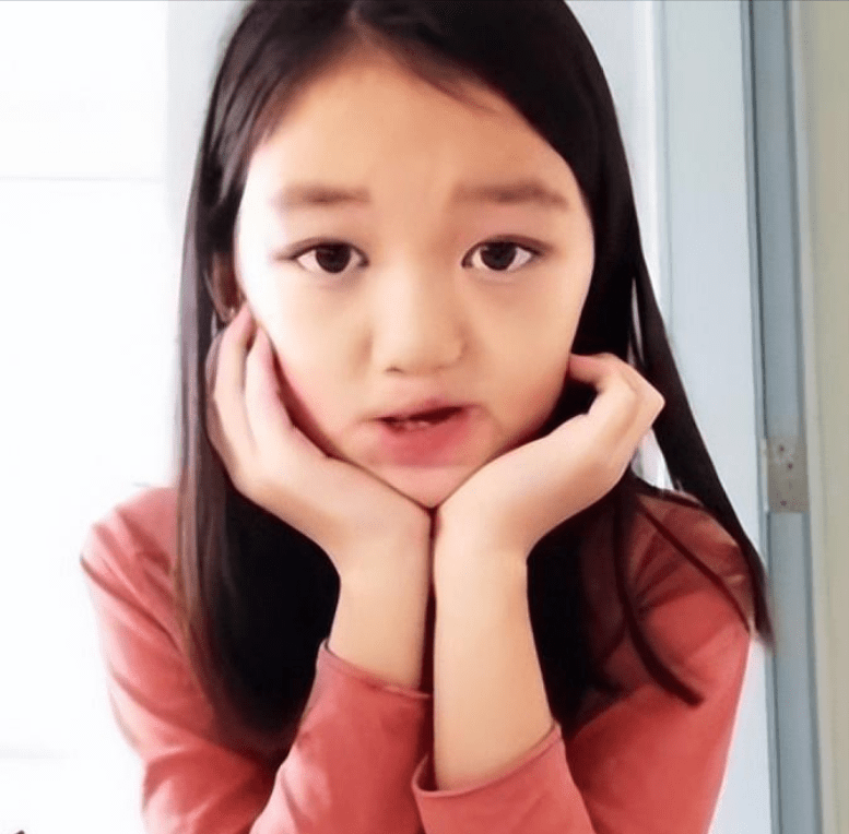 同为王菲的女儿成长环境大不相同:窦靖童被抛弃,李嫣被宠成公主_窦唯