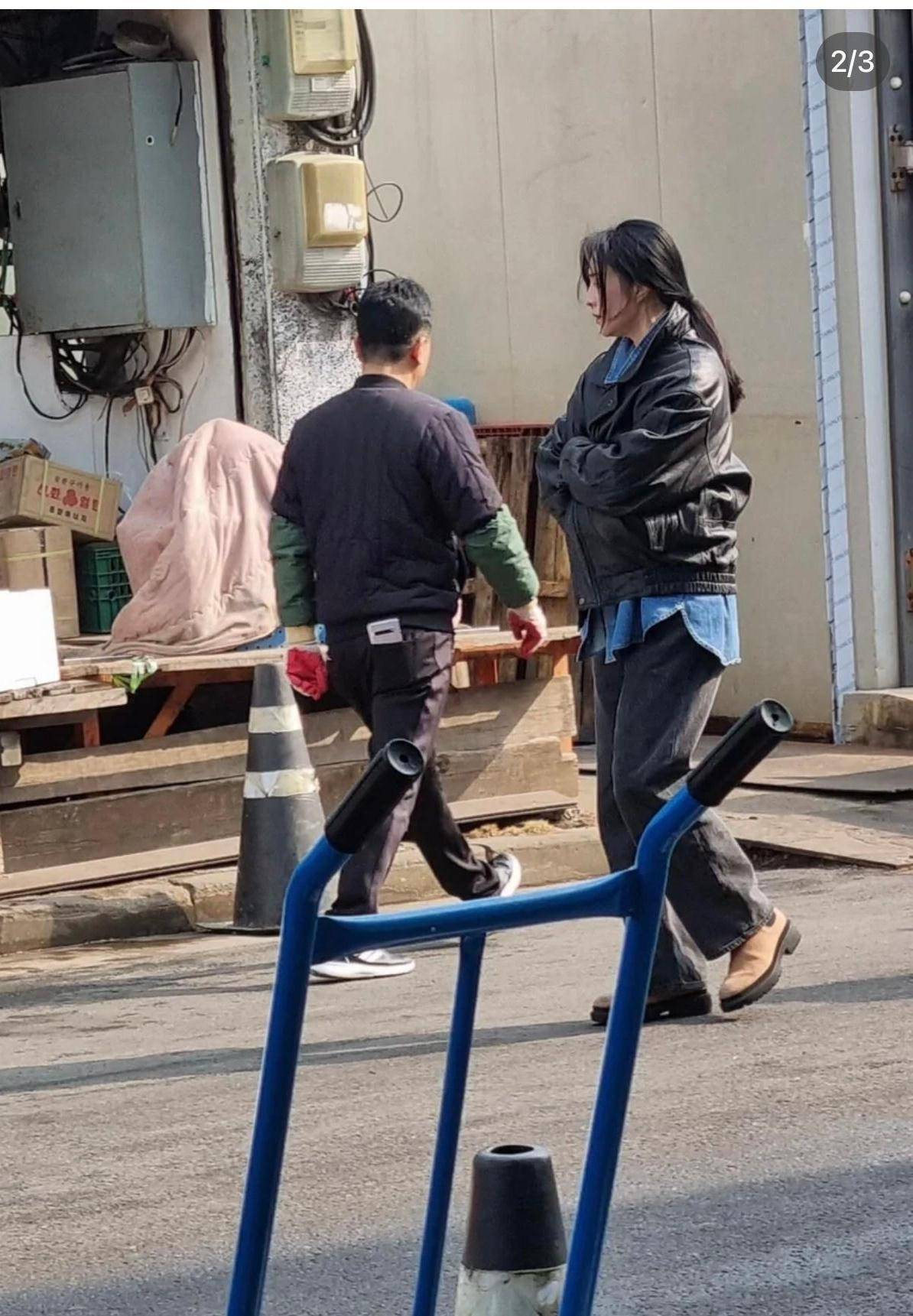 女子为圆演员梦到国外拍戏,片场路透照曝光,穿着邋遢面容憔悴_相关