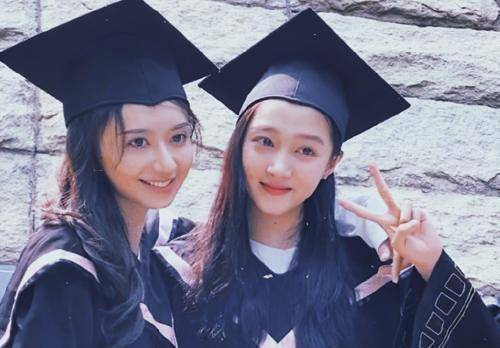 关晓彤拍毕业照被挤到角落,右下角的人说明问题,都是命运安排_鹿晗