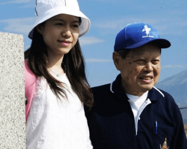 夫妻二人相差54岁,为了男子的身体,翁帆坚持早睡18年_老人_生活_女子