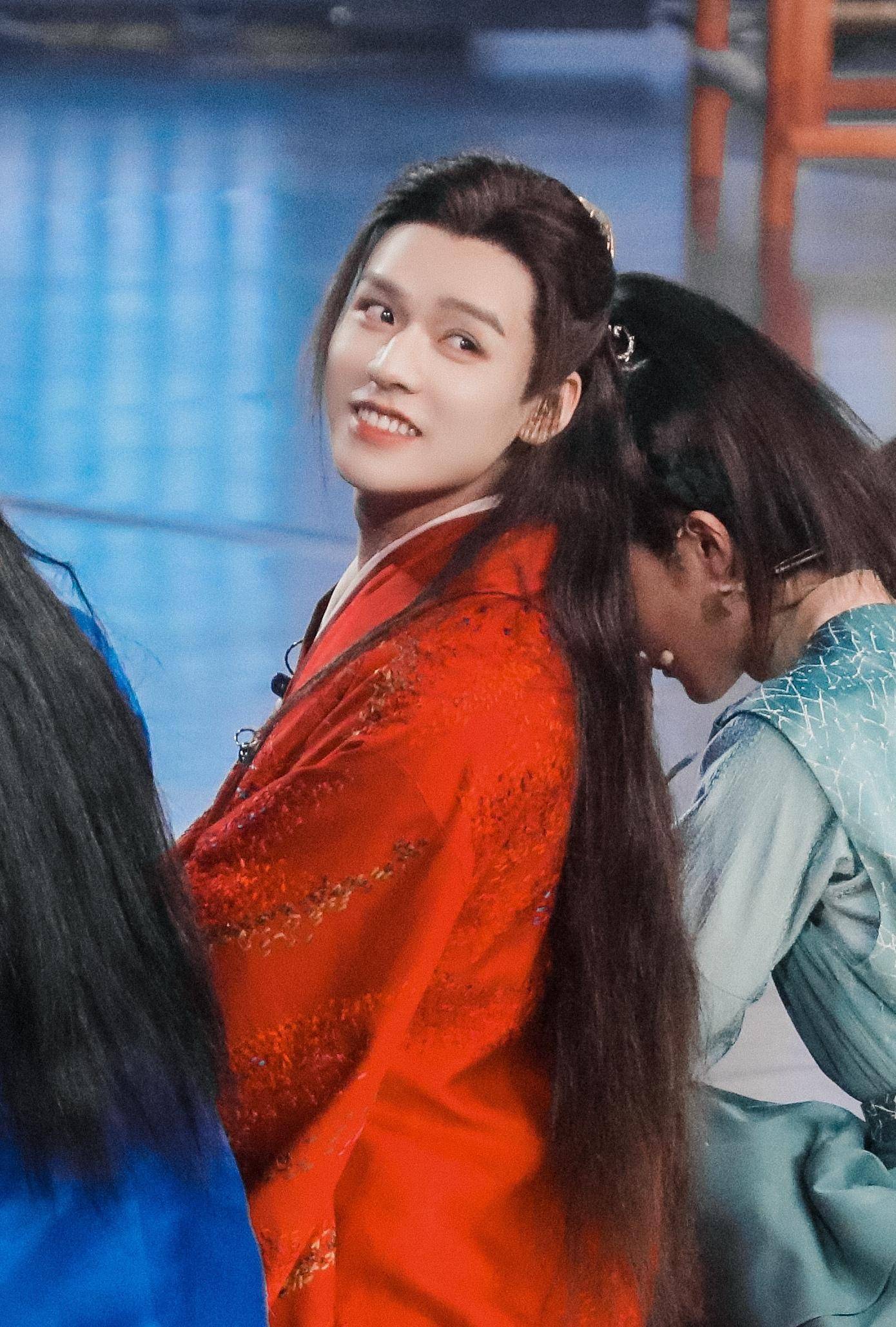 一部《山河令》,让龚俊走入大众的视野,谷主一袭红衣成为多少人的朱砂