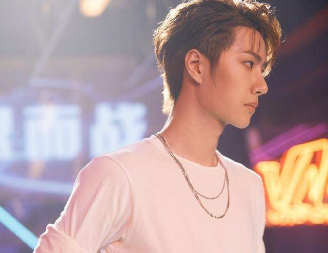 吉祥物大黄玩火车,王一博成背景意外出镜,滑滑板路过太像老大爷_身影