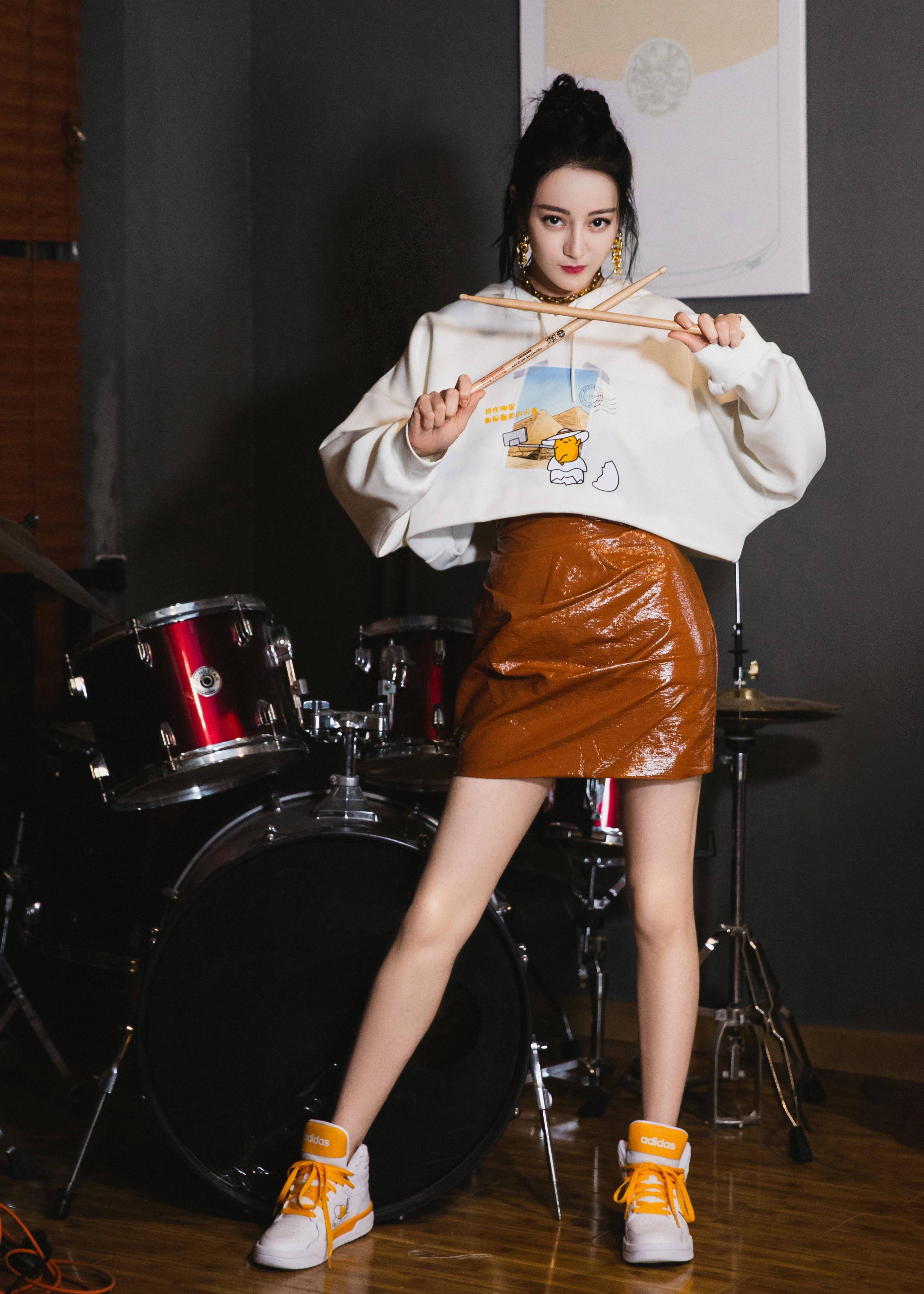 这套搭配则是扑面而来的运动少女风上衣,迪丽热巴选择的是一件白色的