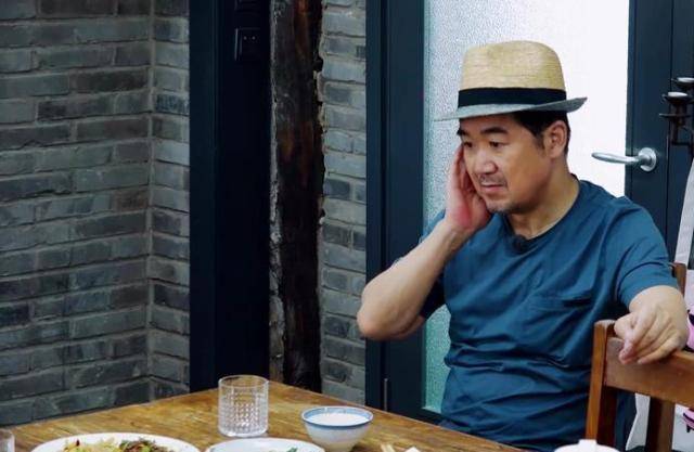 《幸福三重奏》张国立吃饭拍桌子说话,邓婕直言不讳这么做很反感_妻子