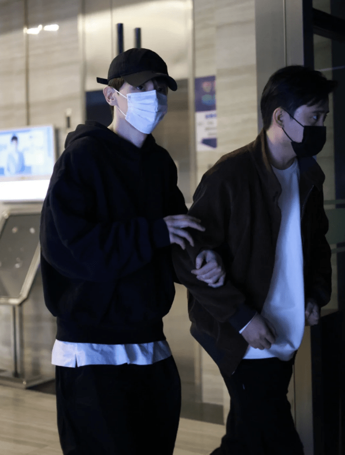 邓伦身材暴瘦罕见现身,坐豪车上下班,与男子穿情侣装牵手引猜测_艾伦