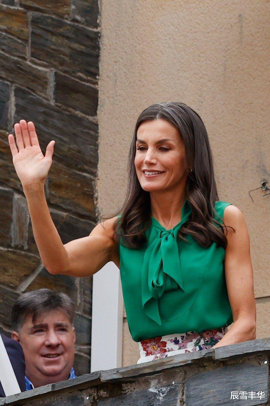西班牙王后都有"白头发"了,但穿衣仍然很时尚,优雅又显年轻_女性_大气