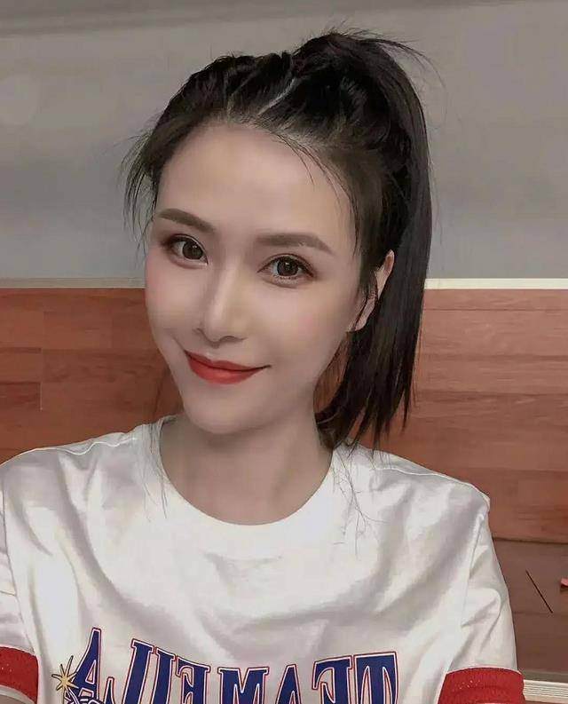 在女篮运动员中,许诺属于长相和成绩都十分出众的,许诺在参加了一档