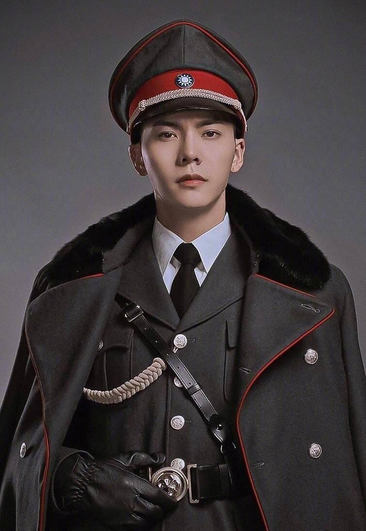 在电视剧70中,陈伟霆凭借帅气的军装"张大佛爷"一夜成名.