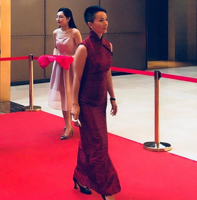 泼辣"李香秀"谢兰,一袭开叉旗袍温婉端庄,配上寸头短发好大气_细节