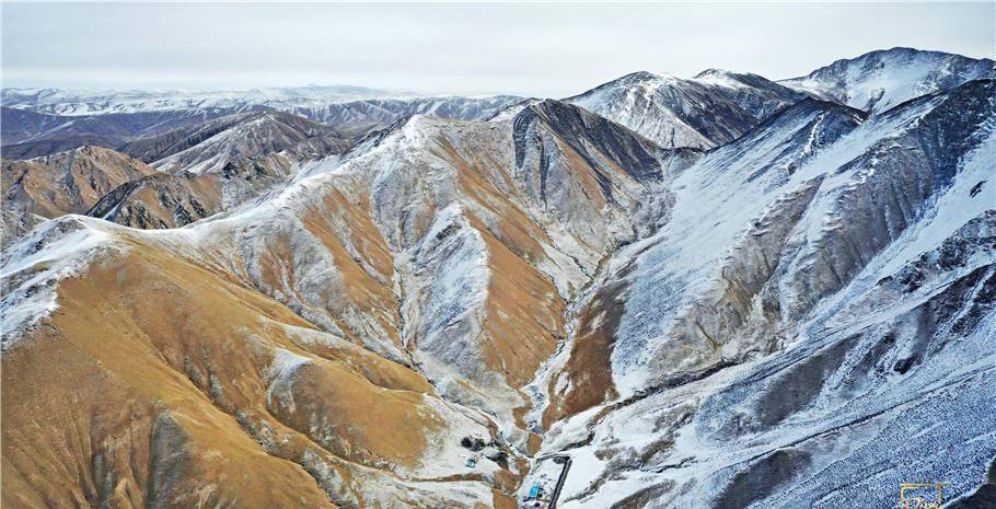 举世闻名的柴达木盆地东南角,古老的南方丝绸之路自东向西贯穿全境