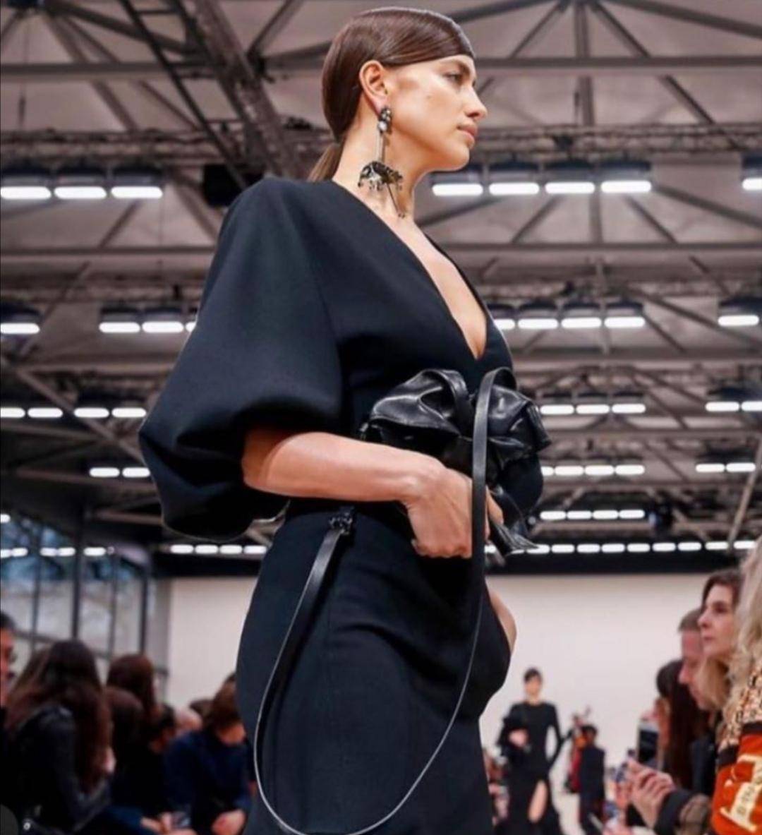 超模伊莲娜波浪裙摆惊艳t台,皮肤白得发光,宛如行走的玫瑰花