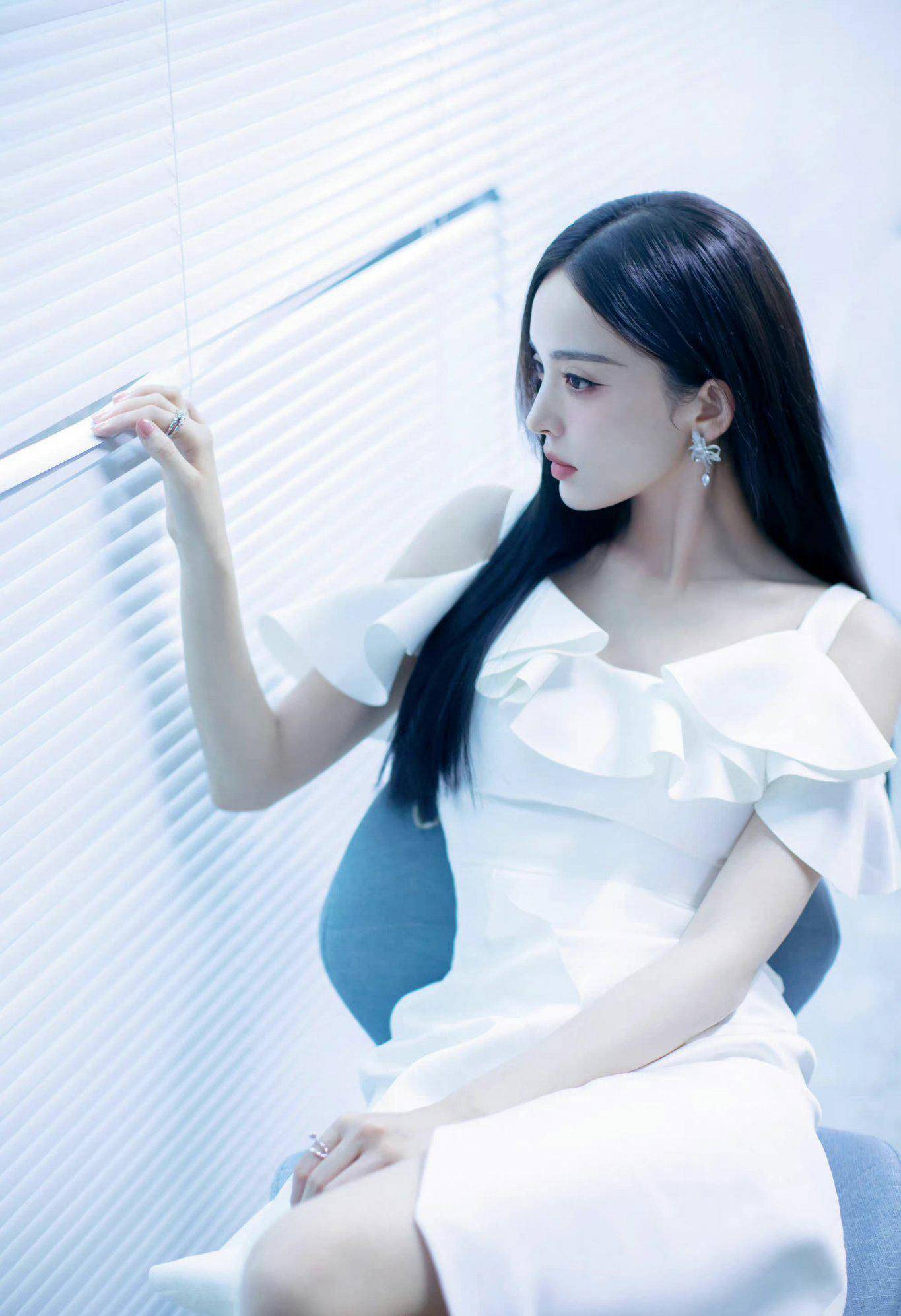 古力娜扎纯白露肩裙高清美照,纯欲天花板!_款式_五官_白色