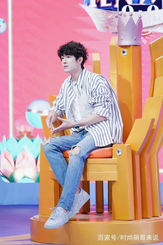 林更新长袖t恤配大裤衩出门,看他的肚子,要担心中年发福了!