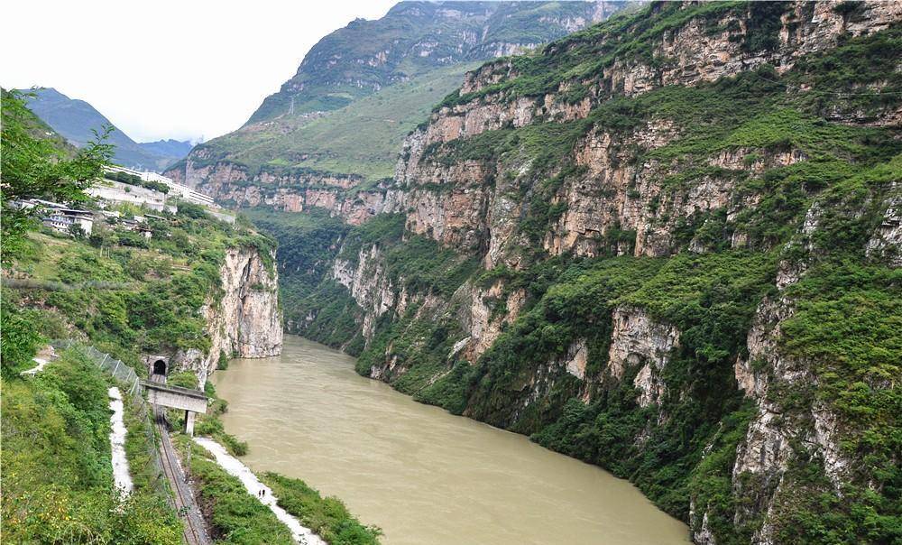 汉源深溪沟好壮美:大渡河峡谷一桥飞架,成昆铁路在绝壁穿行