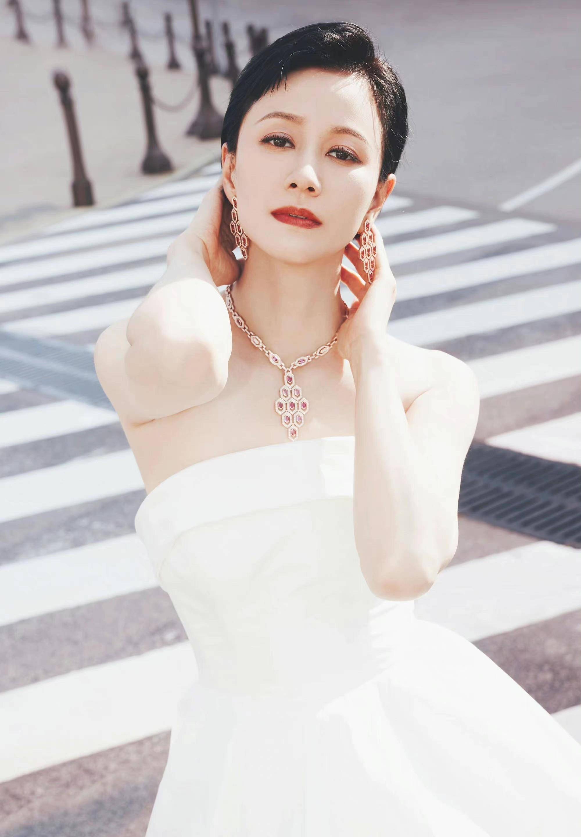 倪虹洁获华鼎奖最佳女配角,抹胸长裙优雅大气,展示中年女性魅力_身材