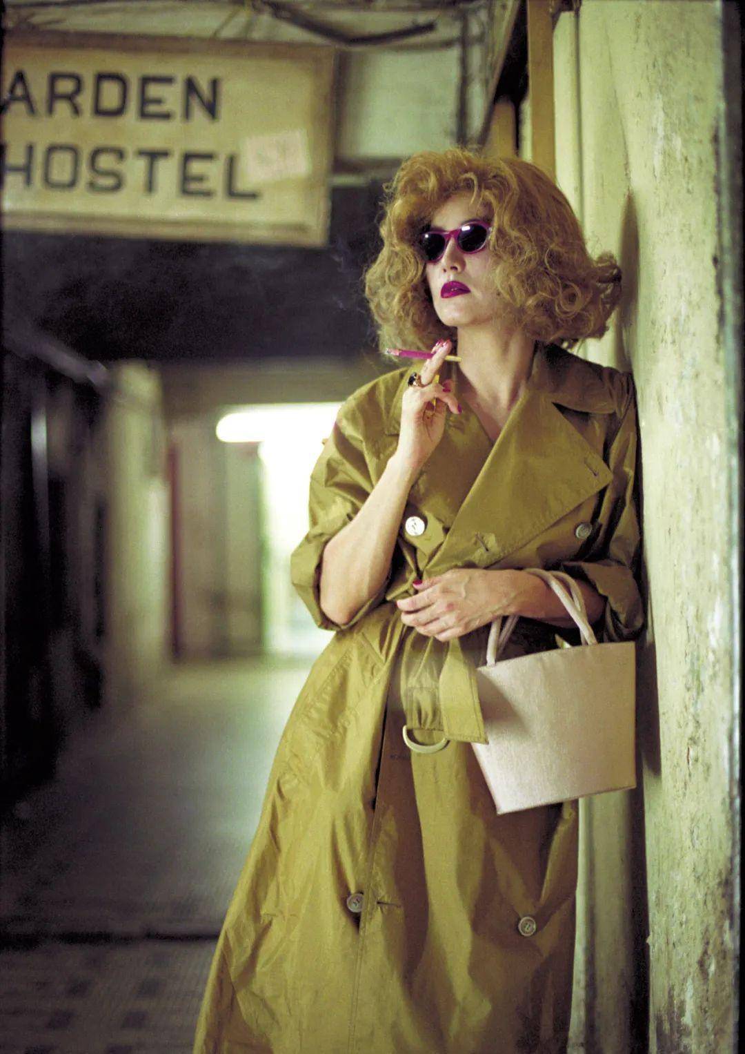 在经典西部电影《西部往事》的电影海报中,三名风衣杀手与男主对峙