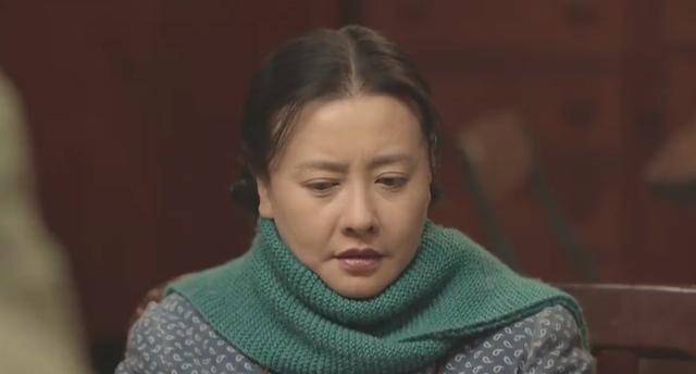 大姐杨树枝的日子本来就宽裕,又恰好赶上了下岗潮,所以出场时的一脸
