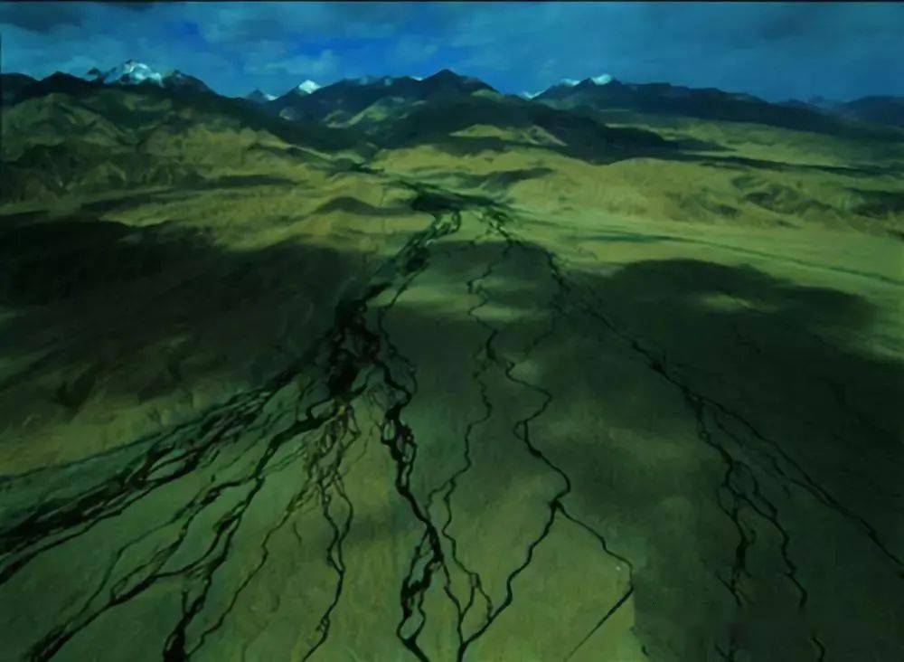 原创
            都江堰到底伟大在哪？2300年前的水利工程，如何造就天府之国？
                
                 
    为什么都江堰是千年奇迹都江堰如何造就了天府之国都江堰如今怎么样了