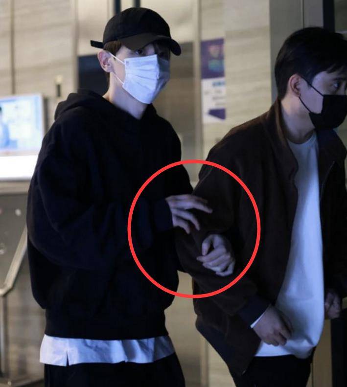 之后邓伦的手也从未从男助理手上移开,面对前方拥堵的粉丝,邓伦甚至