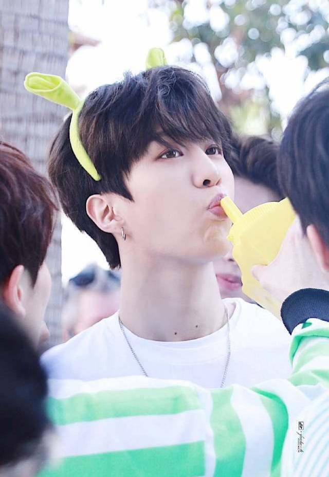 范丞丞上班途中被拍,却被粉丝发现袜子穿反了,给帅哥留点面子吧_左肩